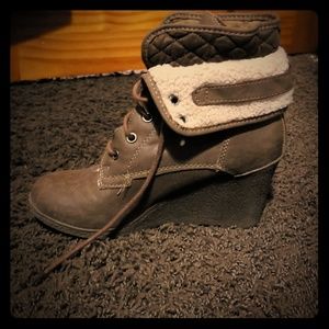 Wedged shoes